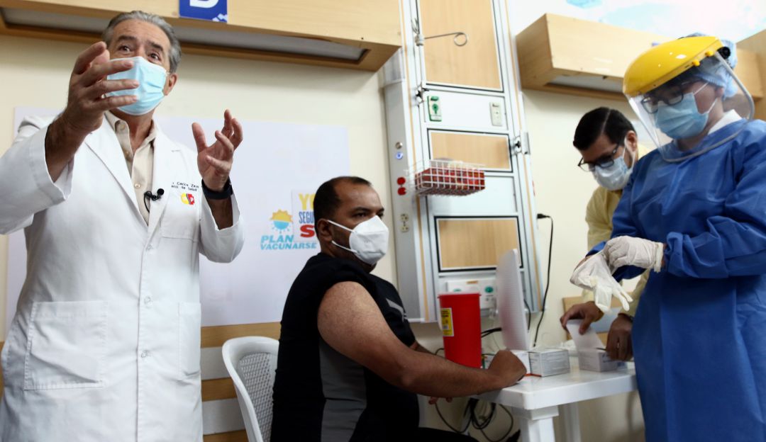 El ministro de salud de Ecuador explicando el proceso de vacunación