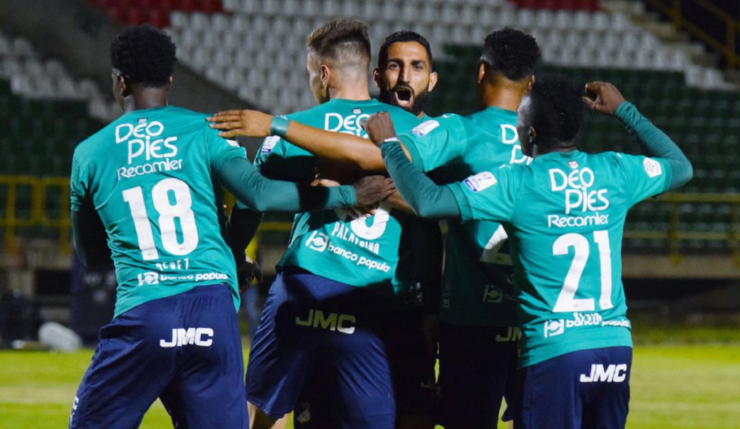 Los jugadores del Deportivo Cali festejan el gol de Agustín Palavecino.