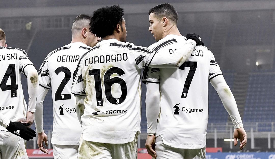 Juan Guillermo Cuadrado festeja junto a Cristiano Ronaldo uno de los dos goles de la Juventus.