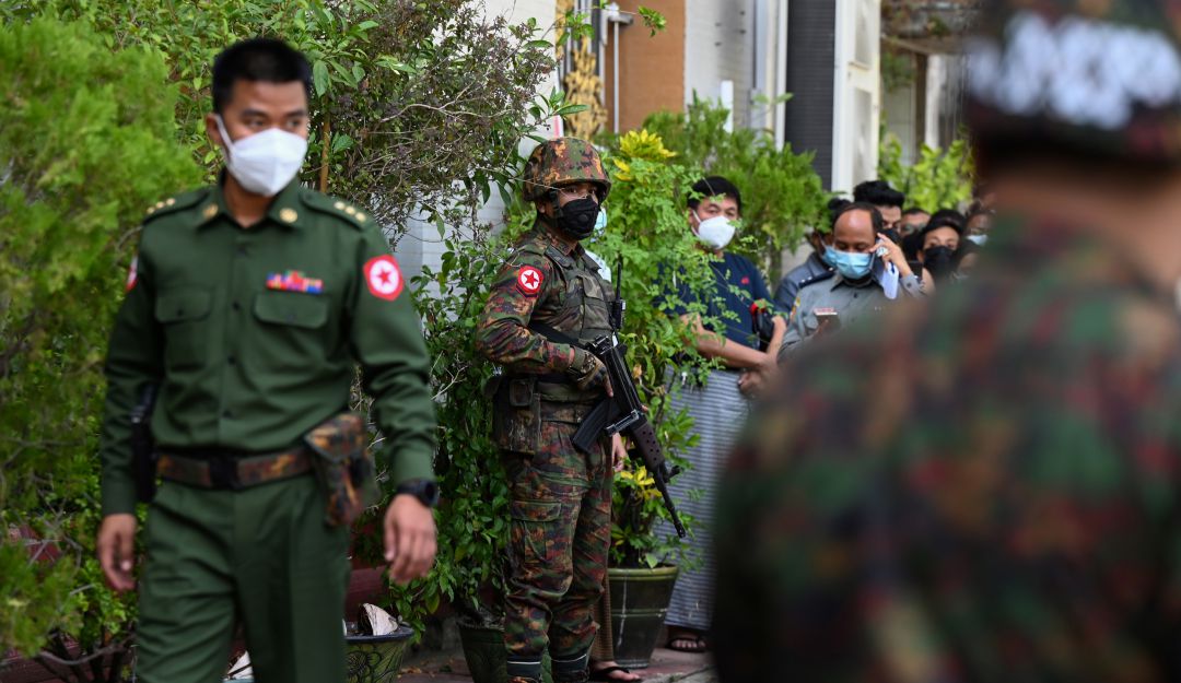 Soldados birmanos en las calles de Myanmar luego de detener líderes políticos y étnicos del país.