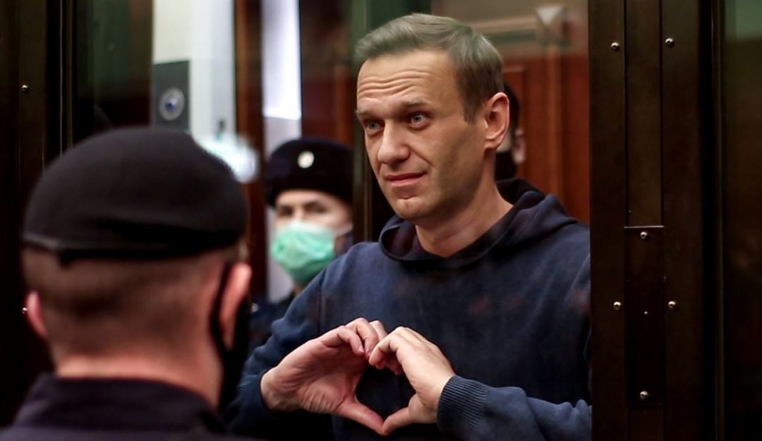 Navalni escuchó la condena de pie con las manos en los bolsillos e hizo un gesto en forma de corazón a su esposa Yulia.