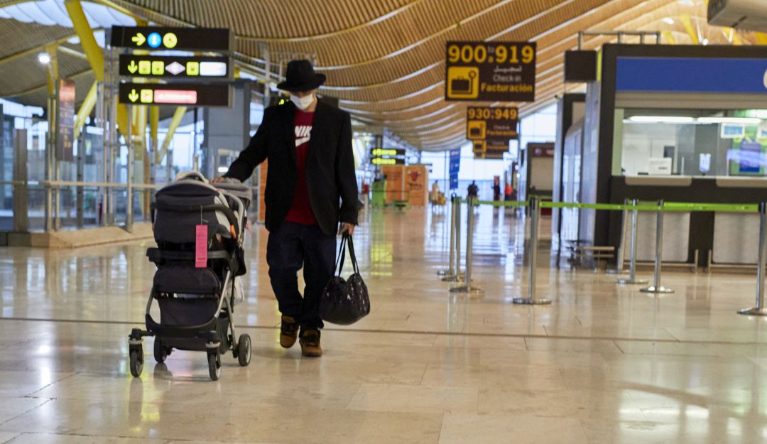 El aeropuerto Adolfo Suárez de Madrid, España, con poca afluencia de viajeros ante las restricciones por el coronavirus.