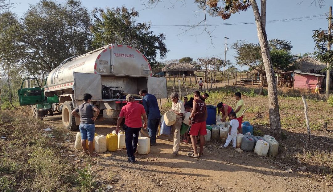 Con carrotanques llevan agua a las zonas rurales.
