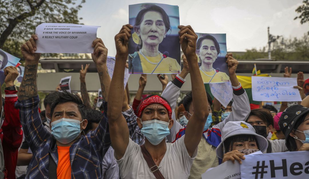 Manifestantes exigen la liberación de todos los detenidos durante el golpe de estado en Myanmar.