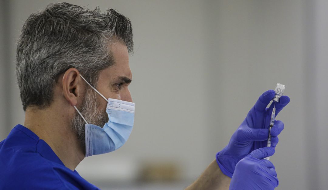 Un trabajador médico de California prepara una dosis de la vacuna Pfizer-Biontech contra el coronavirus.