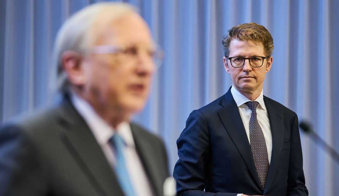 El presidente de la Comisión investigadora, Tjibbe Joustra y el ministro saliente de Protección Legal holandés, Sander Dekker, durante la presentación del informe sobre irregularidades en adopciones.