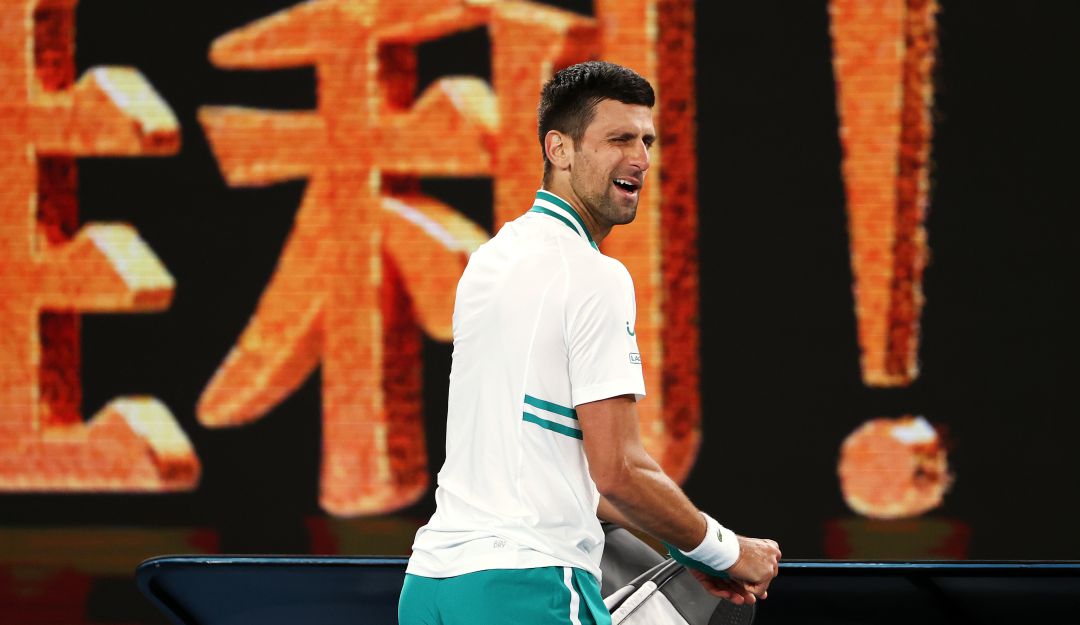 Novak Djokovic festeja su clasificación a los cuartos de final del Abierto de Australia.