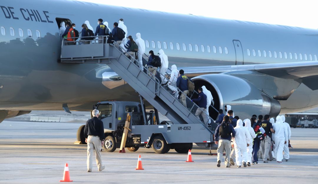 Autoridades chilenas expulsan migrantes colombianos y venezolanos por cruzar la frontera ilegalmente.