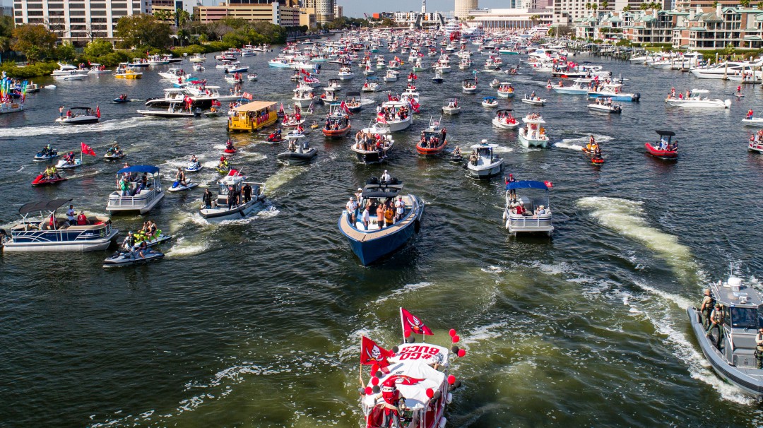 Buccaneers celebran su título con multitudinario desfile en botes