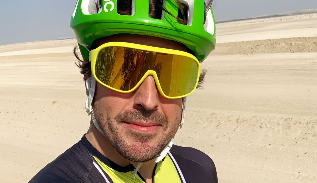 Fernando Alonso sufrió un accidente mientras montaba bicicleta.