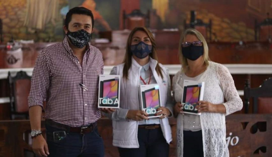 Entrega de tabletas