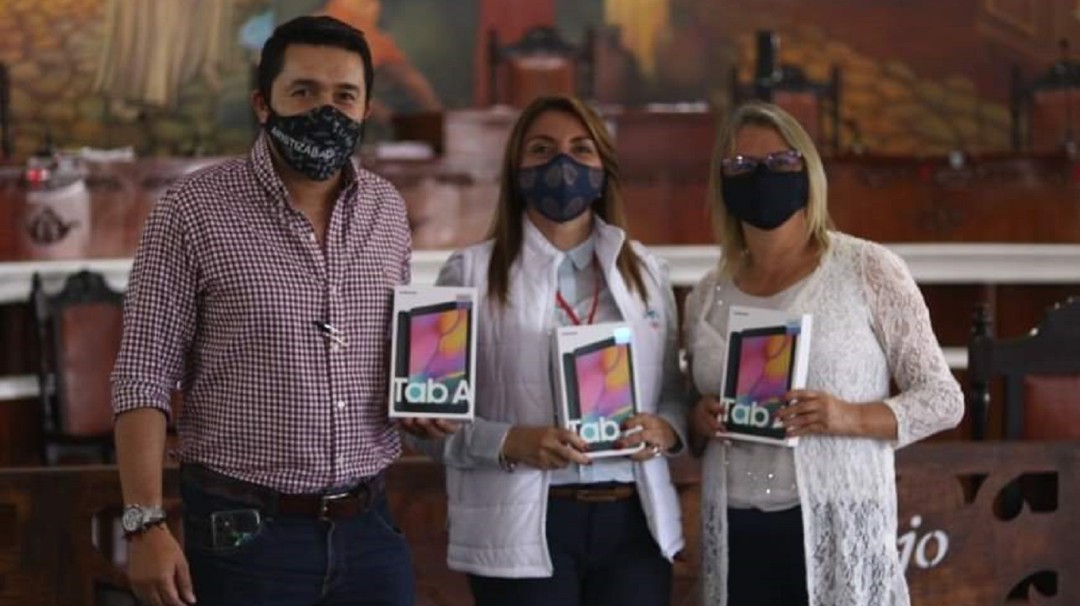 MinTIC y Alcaldía entregan equipos de cómputo a estudiantes de Villamaría