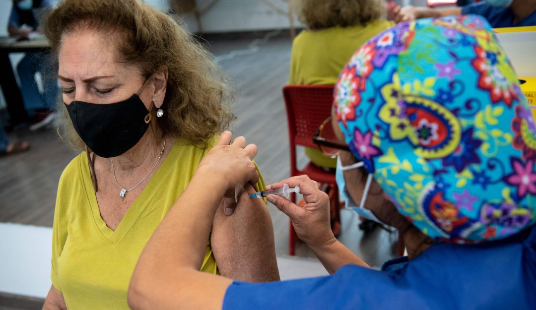 El gobierno chileno espera inmunizar 5 millones de personas antes de que termine marzo.