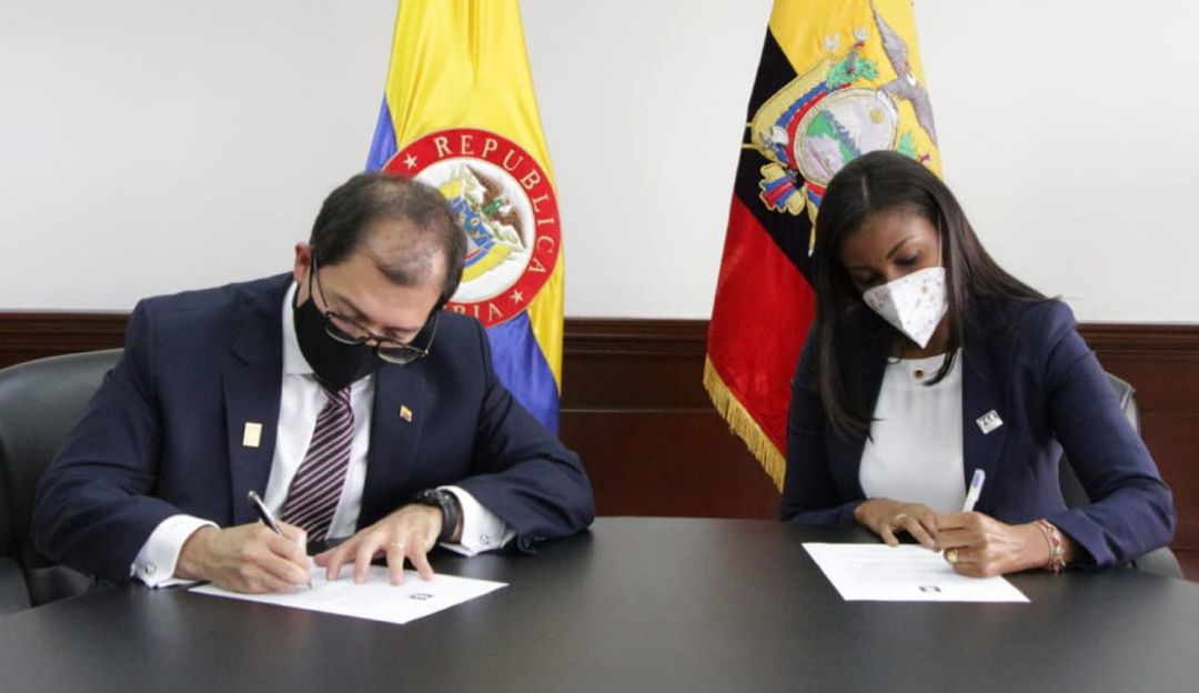 Entrega de pruebas del caso 'Uriel'. IZQ Fiscal Francisco Barbosa, Fiscal General de Colombia, DER Diana Salazar Méndez, Fiscal General de Ecuador