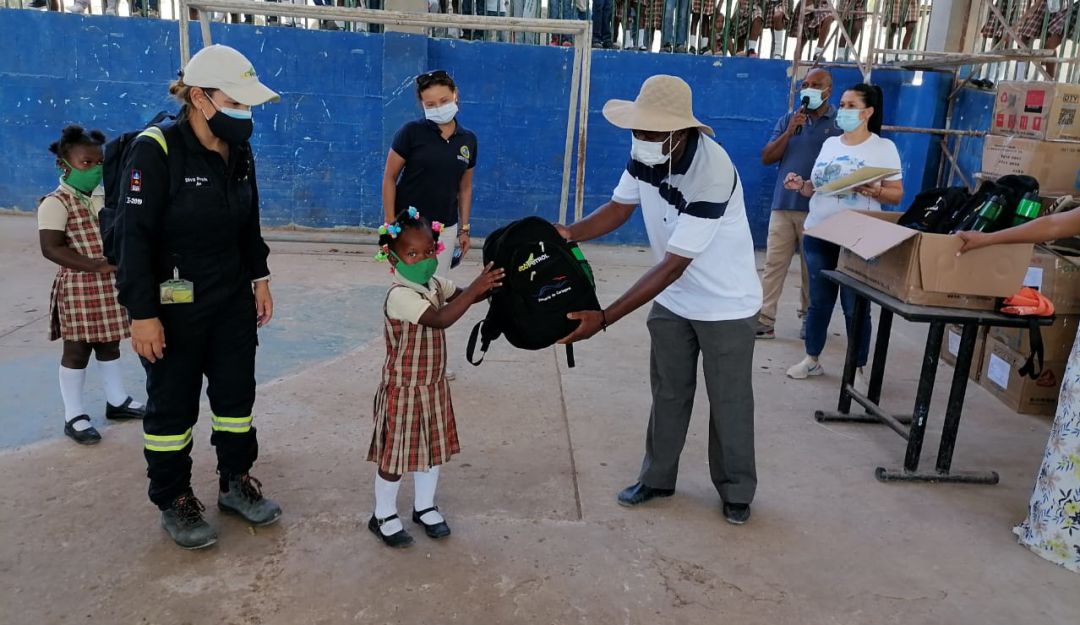 Entrega de kits escolares a niños de la zona insular de Cartagena