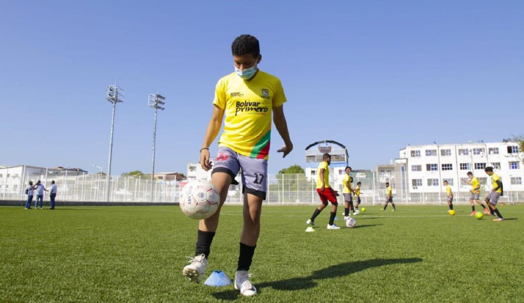 Jóvenes en entrenamientos de fútbol en Cartagena