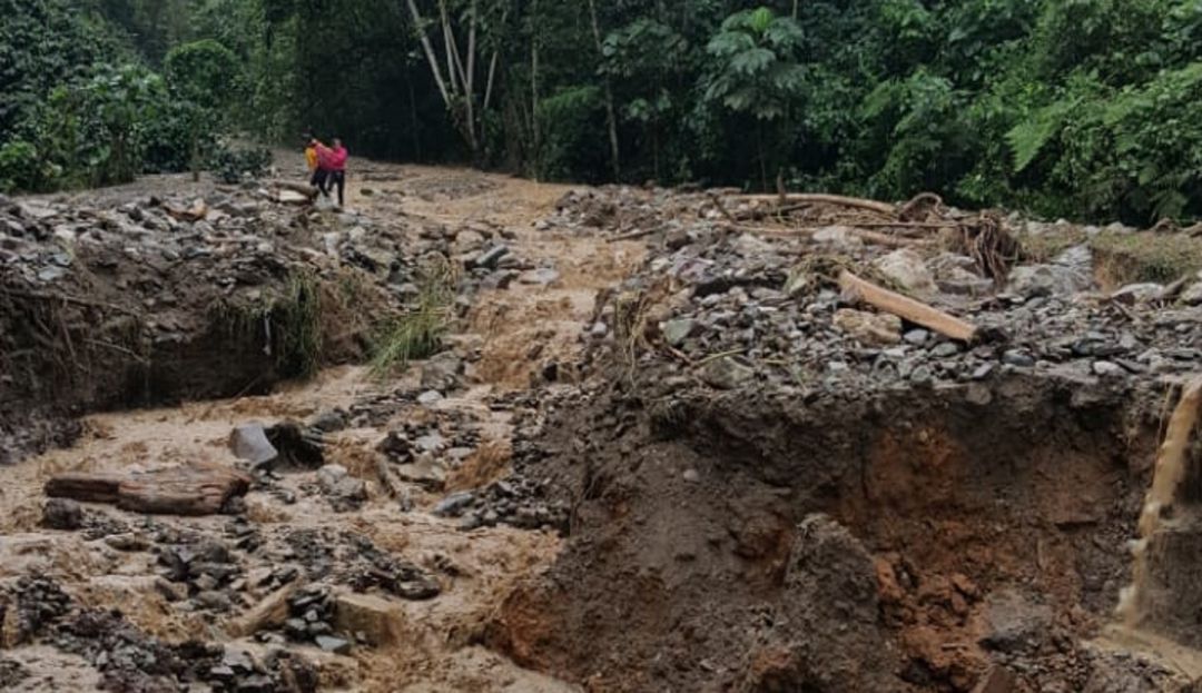 La quebrada generó graves daños en la vía.