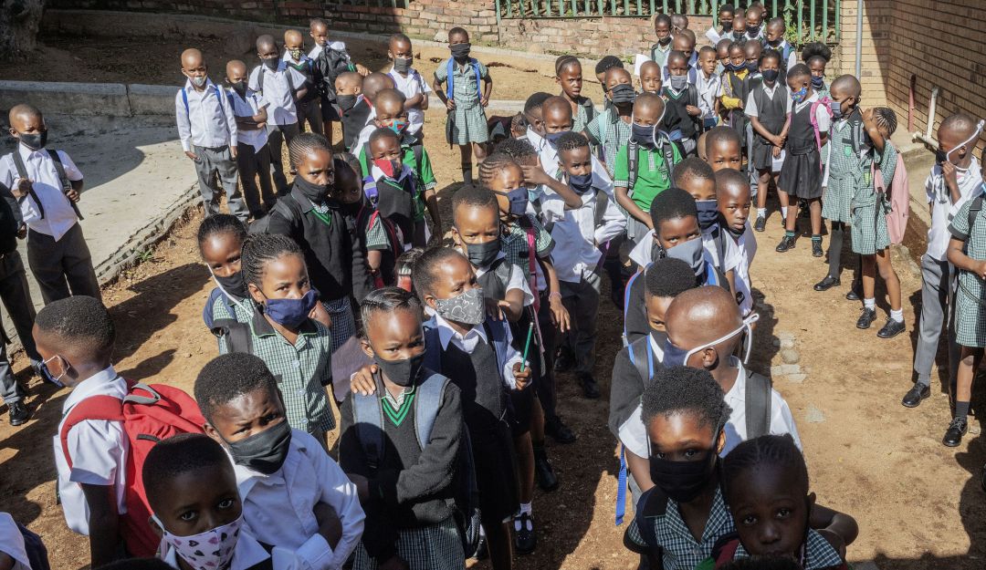 Estudantes sudafricanos inician clases en un colegio de Johannesburgo.