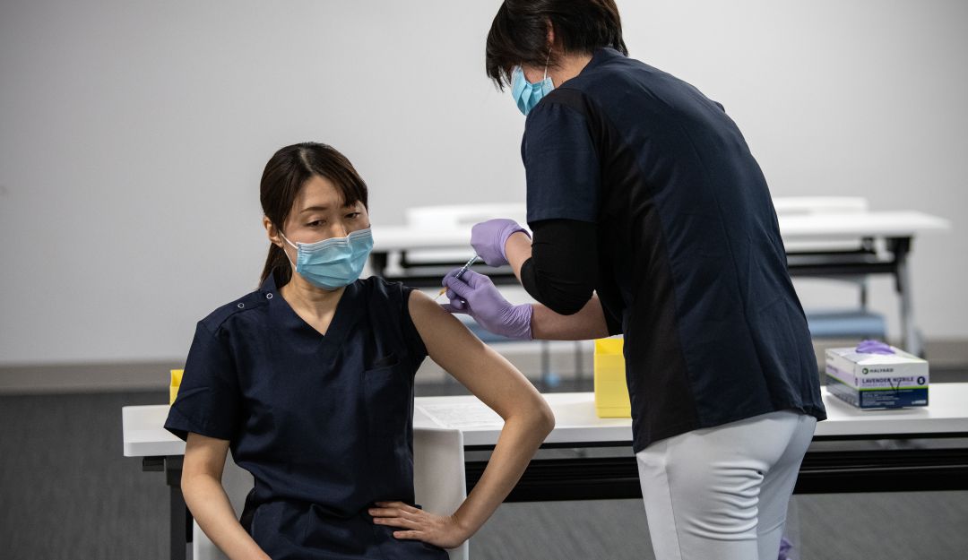 Trabajadora sanitaria recibe la primera dosis de la vacuna Pfizer-Biontech en el hospital Chiba-Rosai en Japón.