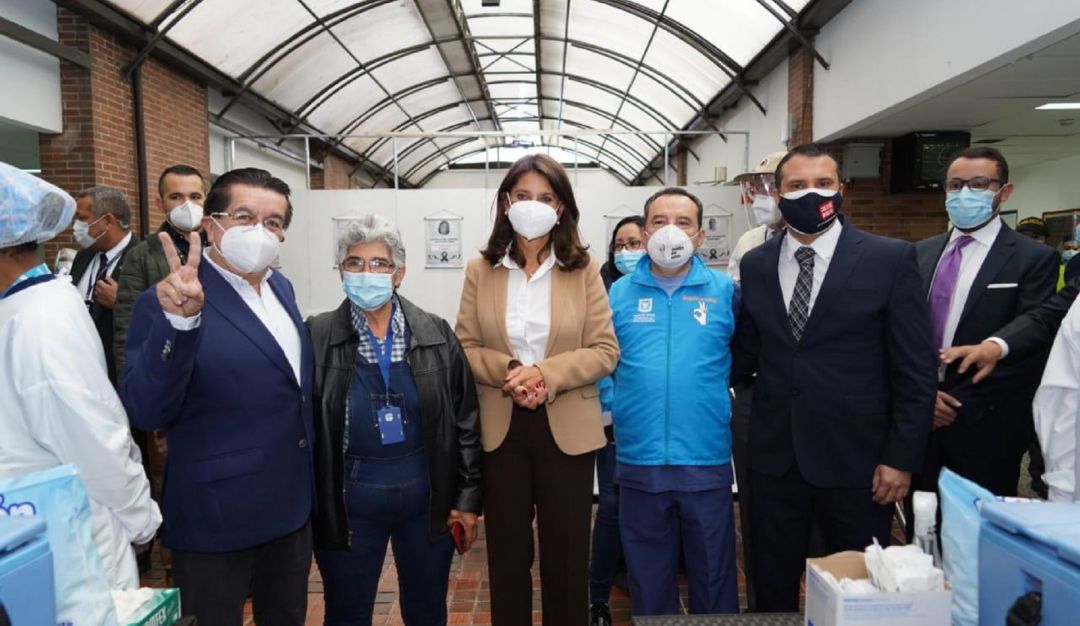 Ministro de Salud acompañó el inicio de la vacunación en Bogotá