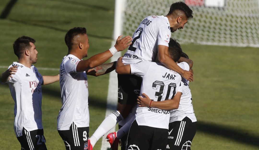 Los jugadores de Colo Colo festejan el gol de Pablo Solari.