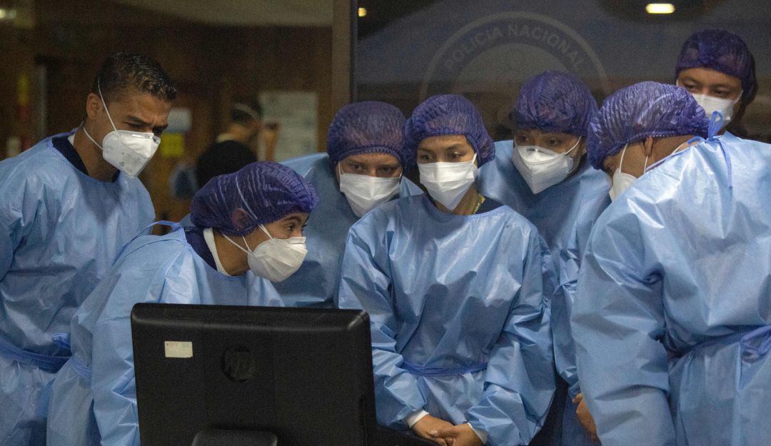 Médicos colombianos a la espera de recibir una dosis de la vacuna de Pfizer y Biontech en Bogotá.