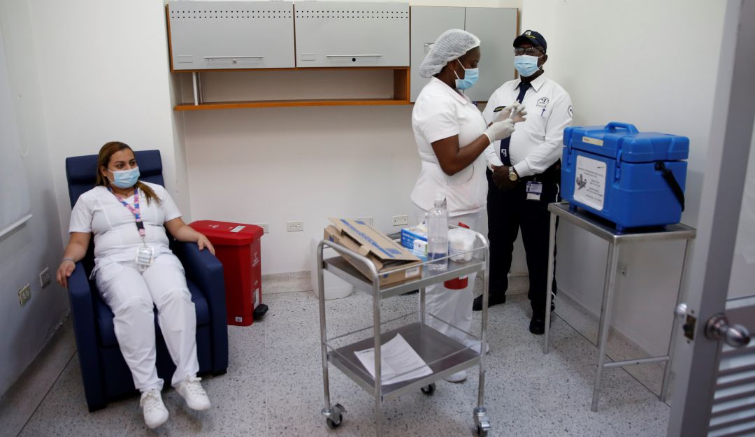 Una enfermera se prepara para aplicar una vacuna contra la covid-19 en el Hospital Universitario del Valle del Cauca