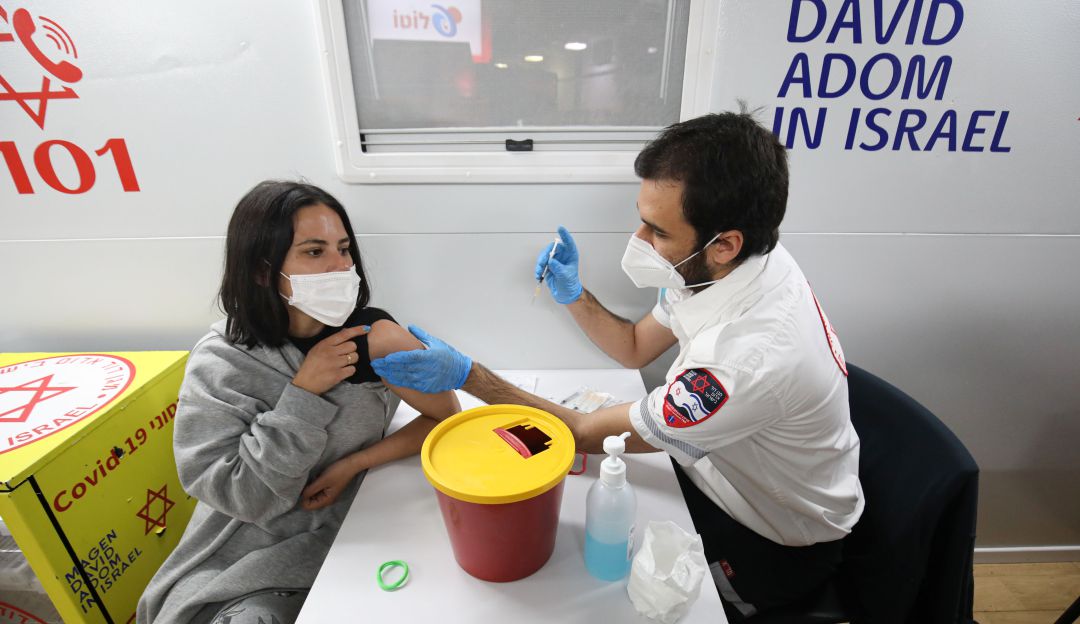 Vacunación en los centros médicos de Israel