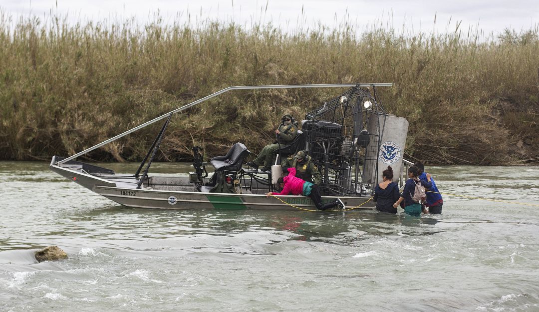 Una patrulla fronteriza estadounidense detiene migrantes irregulares que buscan llegar a Texas.