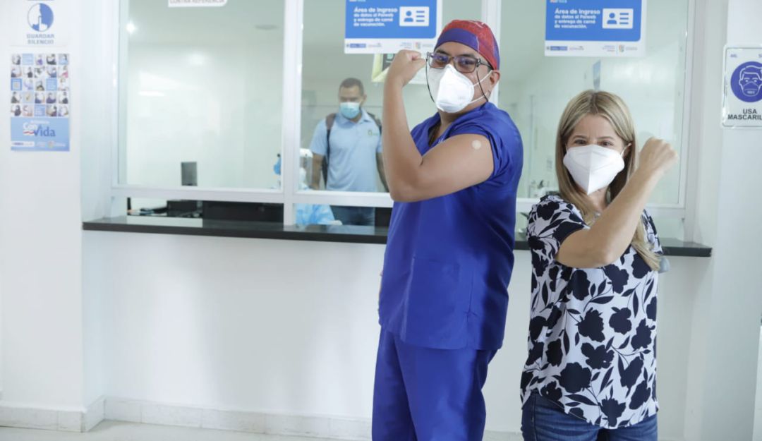 La gobernadora del Atlántico con el primer vacunado en el municipio de Soledad.