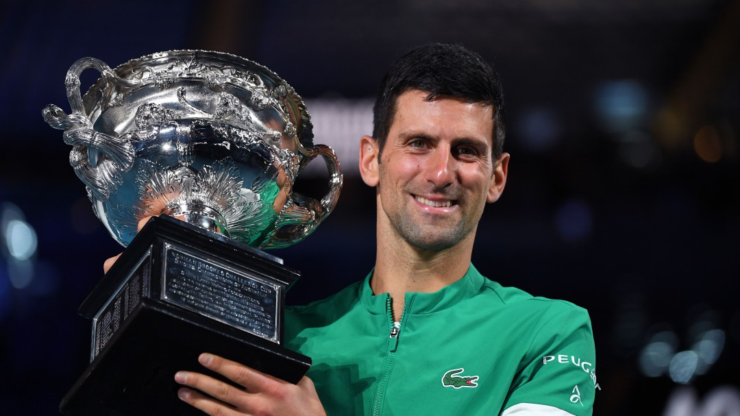 Djokovic aplastó a Medvedev y alzó su noveno título del Australian Open