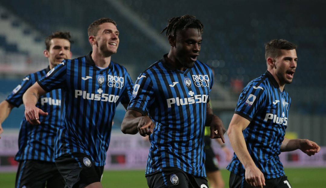 Duván Zapata marcó el primer gol en la victoria del Atalanta al Napoli.