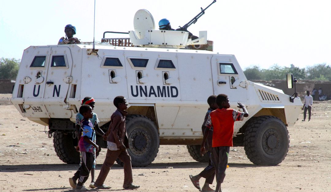 Un tanque de la misión de las Naciones Unidas para la protección en África hace presencia en Sudán, donde la sequía ha causado enfrentamientos.