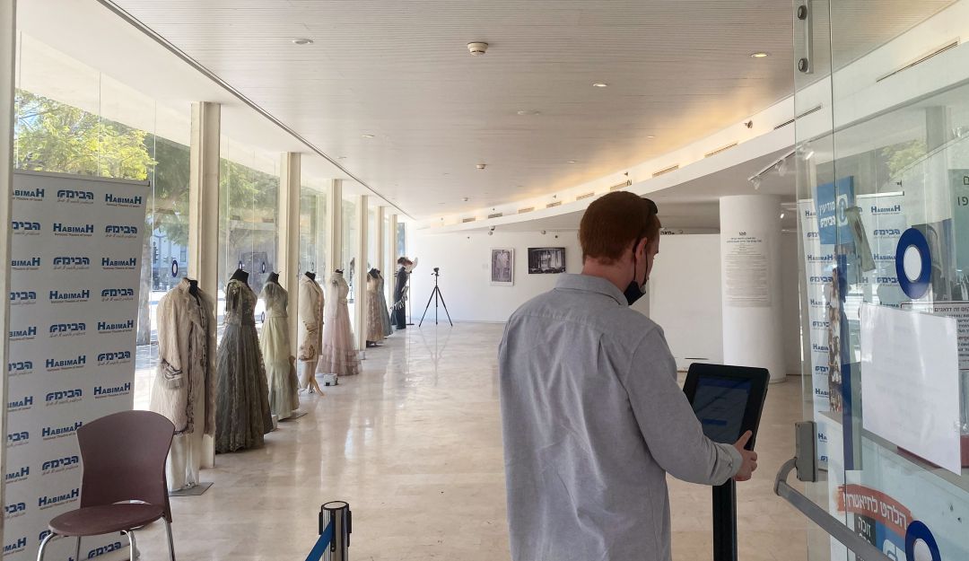 Un hombre utiliza una máquina de reconocimiento facial para validar su pasaporte verde e ingresar a un teatro en Tel Aviv.