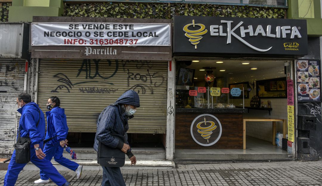 Negocios bogotanos afectados por la pandemia y las restricciones por el coronavirus en Colombia.