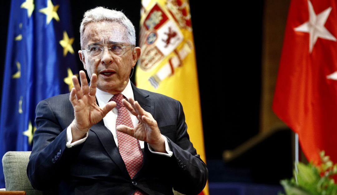 El expresidente Álvaro Uribe en un foro internacional.