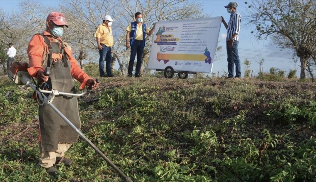 Varias cuadrillas de hombres retiran toda la vegetación y basura de las cunetas