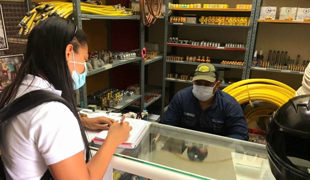 Socializan línea de crédito 'Cartagena Adelante' con comerciantes del mercado Santa Rita