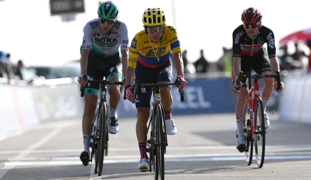 Sergio Higuita cruza la meta en la tercera etapa del Tour de los Emiratos Árabes Unidos.