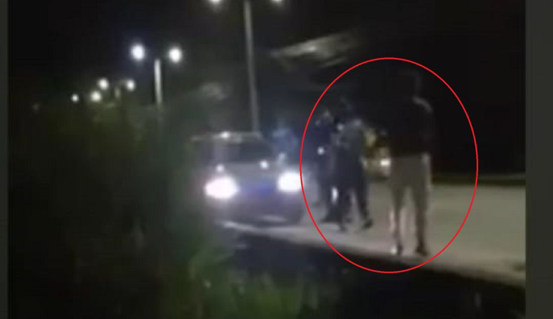En el video se evidencia cuando el agente de tránsito accinó un arma traumatica.
