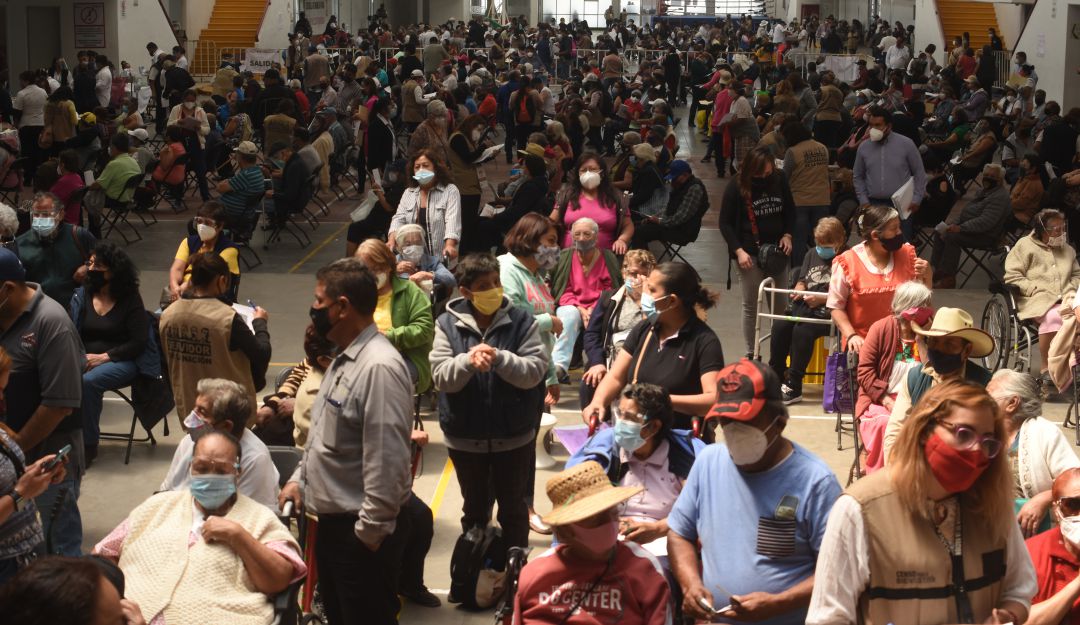 Decenas de mexicanos esperan su turno para aplicarse una dosis de la vacuna Sinopharm.