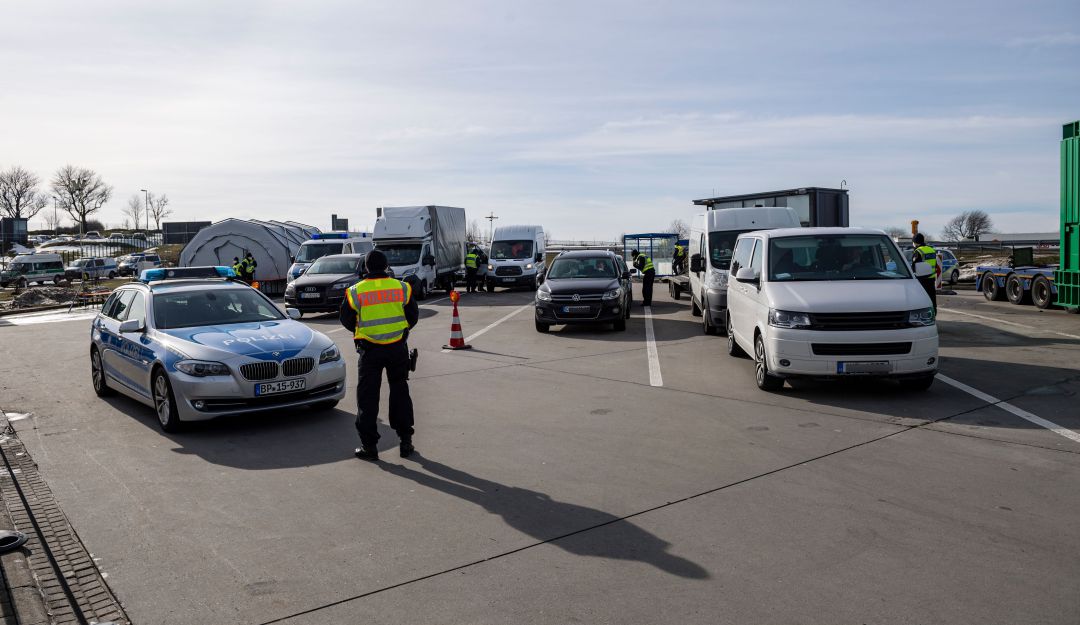 Autoridades alemanas frenan una caravana proveniente de República Checa y Austria que buscaba entrar al país por la frontera oriental.