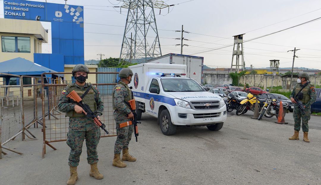 Una ambulancia sale del centro penitenciario de Guayaquil, una de las cárceles donde se reportó amotinamiento de los presos.