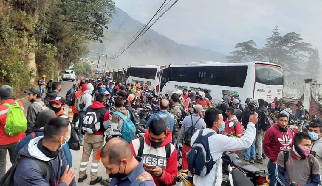 Los trabajadores protestaron en la vía al corregimiento a Anaime.
