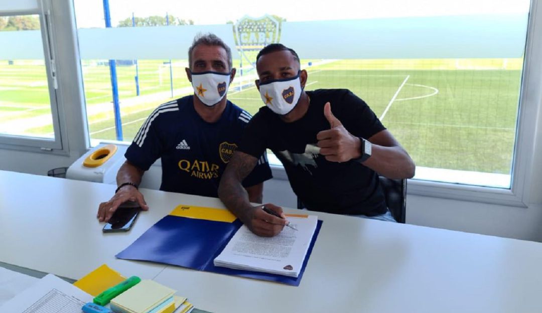 Sebastián Villa posa junto a Raúl Cascini, miembro del Consejo Directivo.