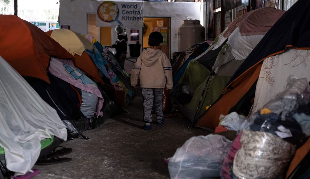 Un niño camina en un centro de protección temporal de migrantes en México.