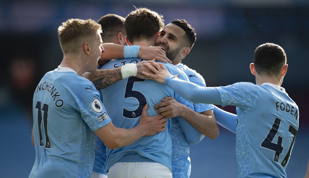 Los jugadores del Manchester City festejan el gol de la victoria convertido por Stones.
