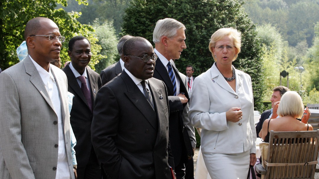Presidente de Ghana es el primero en el mundo en recibir vacuna de COVAX