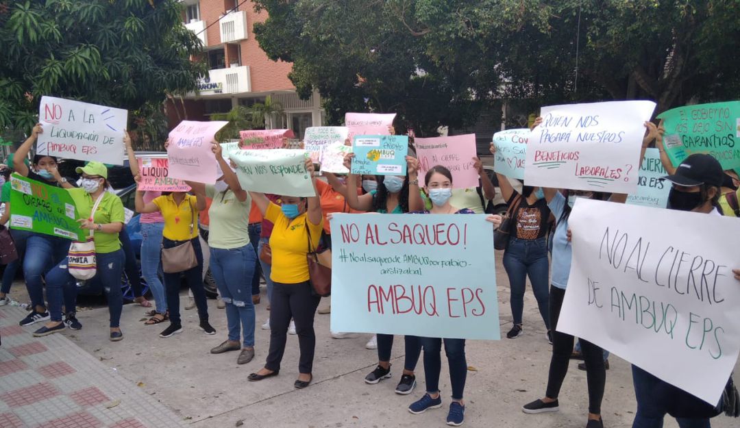 Los trabajadores de la EPS AMBUQ durante una protesta cuando la Supersalud ordenó la liquidación de la entidad.
