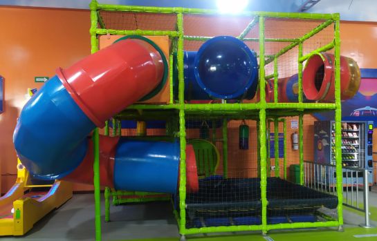 Las piscinas de pelotas ya no están habilitadas. La zona de juegos ahora no tiene pelotas, legos, ni elementos de difícil desinfeción. Las piscinas de pelotas ya no están habilitadas. La zona de juegos ahora no tiene pelotas, legos, ni elementos de difícil desinfeción.